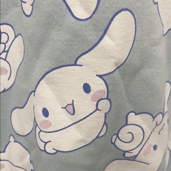 Cinnamon roll Playful Graphic Sweatshirt in Light Blue size large - Picture 8 of 8